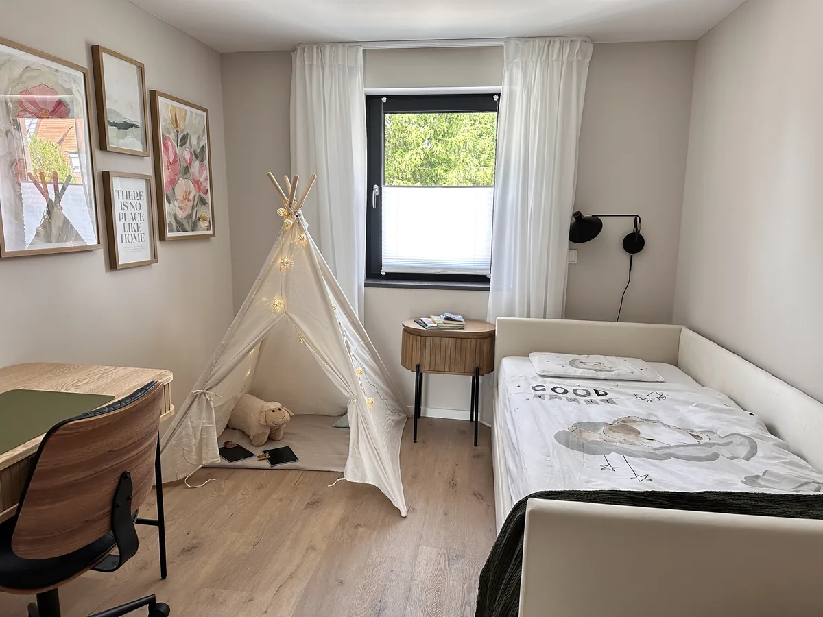 Zweites Schlafzimmer im WolkenGarten mit weißem Tipi, Einzelbett mit Kinderbettwäsche und Schreibtisch