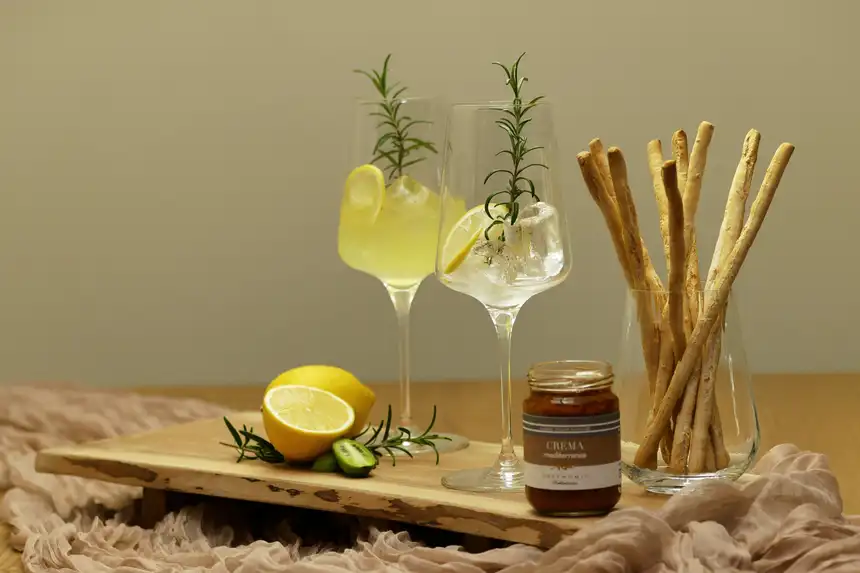Aperitif mit Zitrone und Grissini zur Ankunft