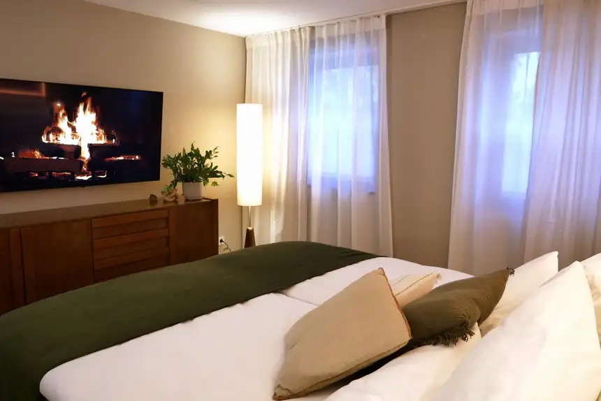 Schlafzimmer mit Kaminfeuer auf dem Bildschirm