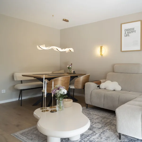 Esstisch mit Stühlen im Wohnbereich des Apartments WolkenGarten