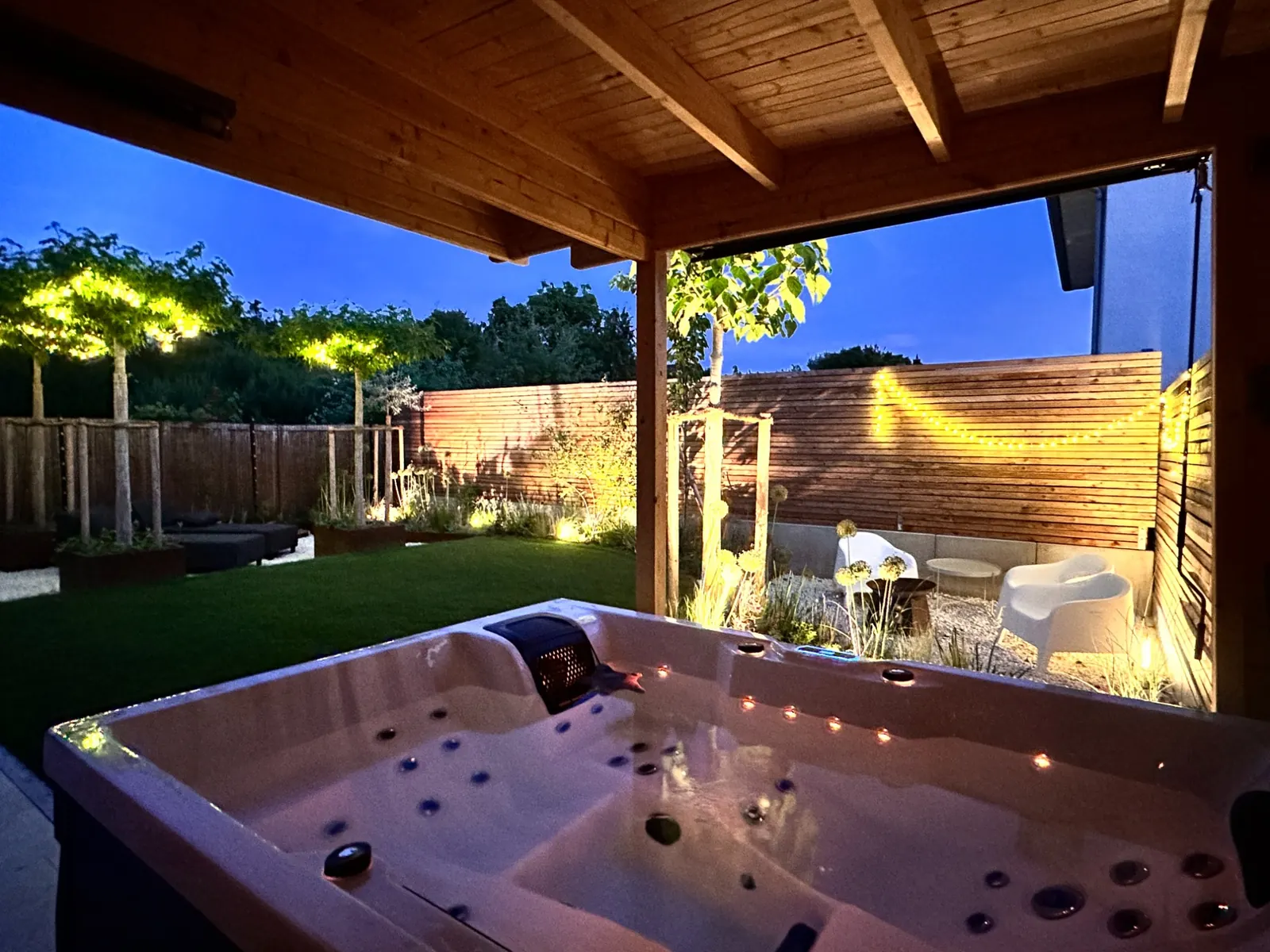 Whirlpool im Garten des Apartments WolkenGarten am Abend