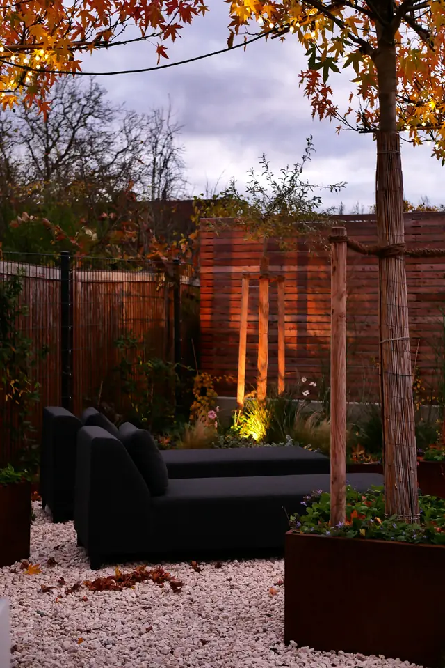 Garten der WolkenGuckerei im Herbst mit Lounge am Abend