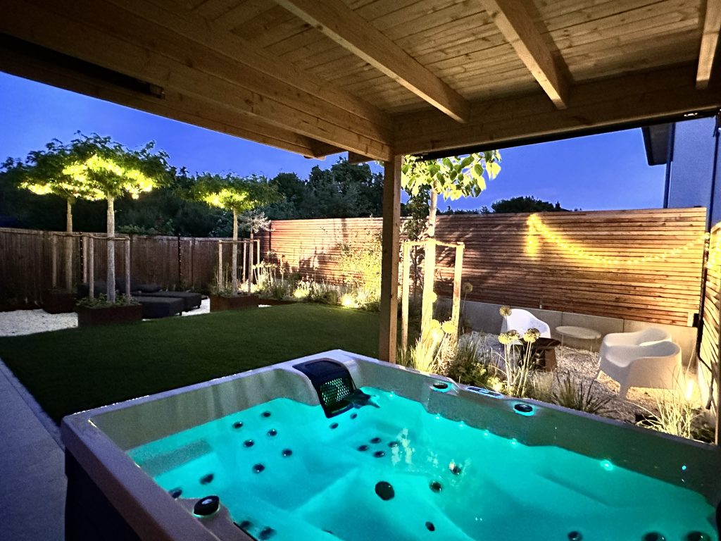 WolkenGarten Spa Bereich Der beleuchtete Garten am Abend des Apartments WolkenGarten mit privatem SPA, Sauna und Whirlpool