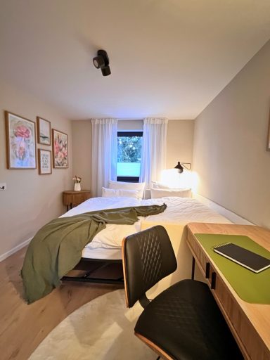 2. Schlafzimmer 2. Schlafzimmr mit Doppelbett, Schreibtisch und Fensterblick.