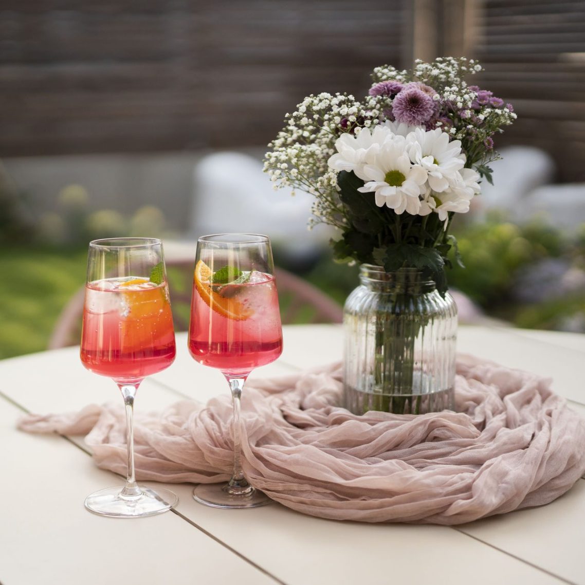Wohnzimmer WolkenGarten Wohnbereich der Ferienwohnung WolkenGuckerei – stilvolles Ambiente für Workation und Wellnessurlaub in Bayern.
