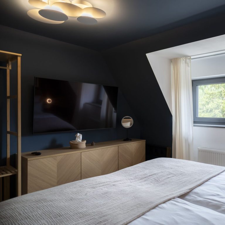 Schlafzimmer WolkenBlick Modernes Interieur mit warmen Materialien und Technik – WolkenGuckerei Bayern