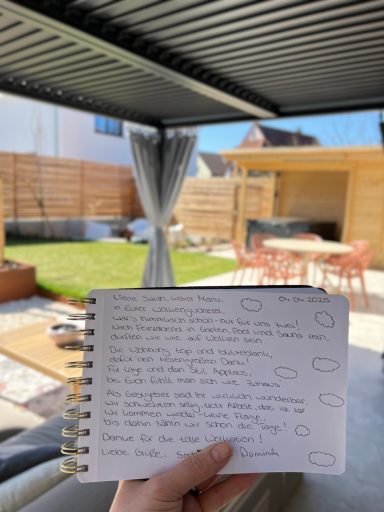 Notizblatt mit Tipps für die Gartenpflege, im Vordergrund eine grüne Wiese und eine Terrasse.