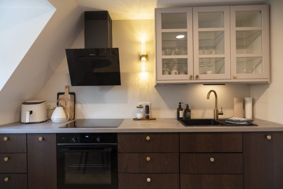 Küche WolkenBlick Moderne Küche mit Holz- und Glaselementen, Elektrogeräten und integrierter Beleuchtung.