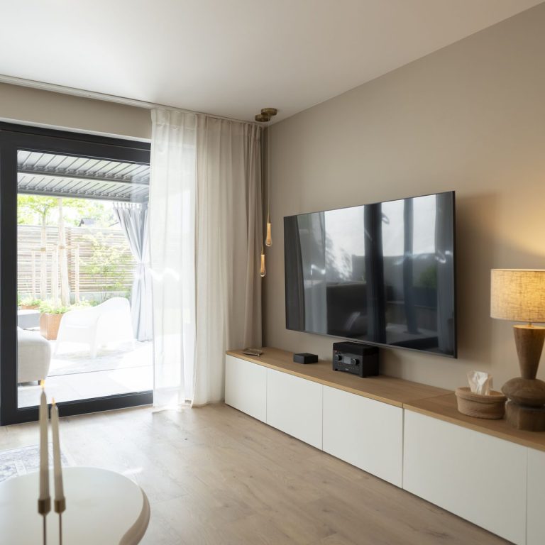 Wohnzimmer WolkenGarten Modernes Interieur mit warmen Materialien und Technik – WolkenGuckerei Bayern