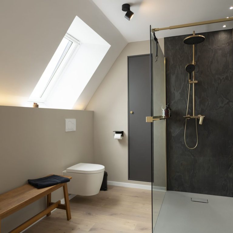 Regendusche Moderner Badezimmerbereich mit Dusche, Toilette und Holzbank.