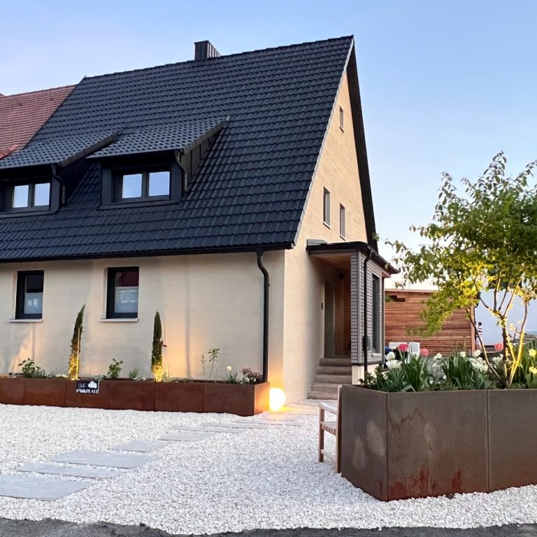 Eingang zu WolkenGuckerei Außenansicht Ferienhaus WolkenGuckerei in Markt Erlbach – moderne Architektur in ruhiger Lage