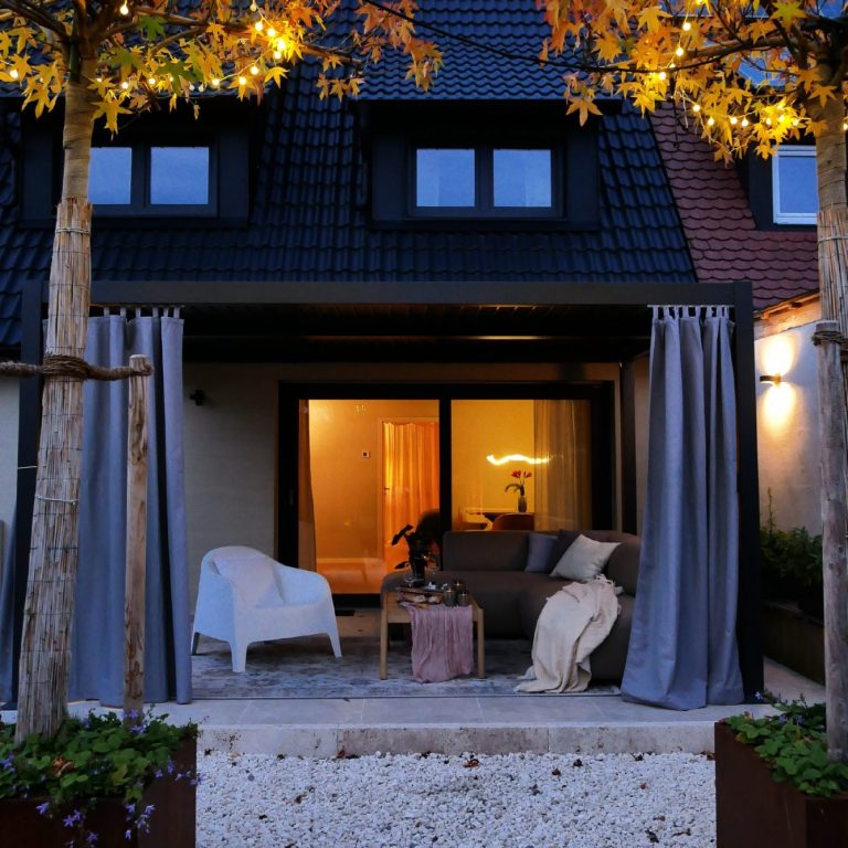 WolkenGuckerei Terrasse Ferienhaus WolkenGuckerei – zwei Wohnungen, bis zu 6 Personen, privater Spa, Design & Komfort in Bayern.