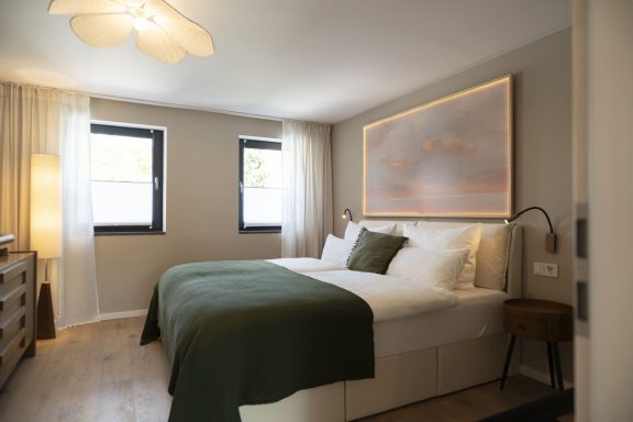 Masterbedroom Gemütliches Schlafzimmer mit großem Bett, neutralen Farben und sanften Lichtquellen.